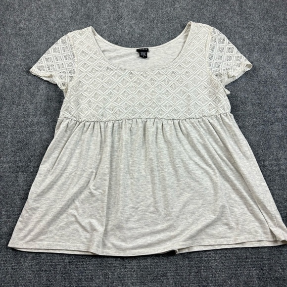 TORRID Women’s Heathered grey/cream Lace detail Short Sleeved shirt size: 2 - 2X - Picture 1 of 7
